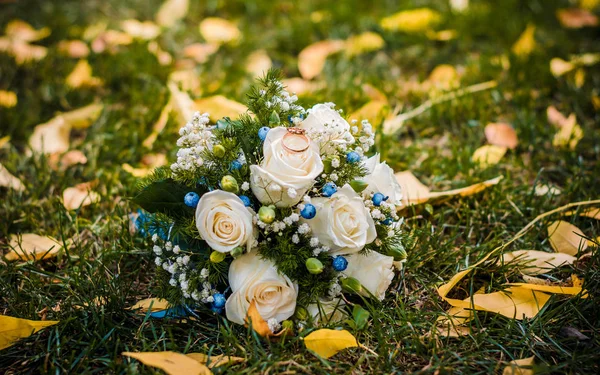 Bruiloft Boeket Weelderig Gras Met Gele Bladeren — Stockfoto