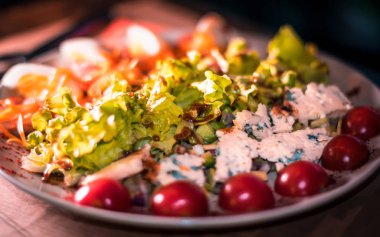 Salata kiraz domates ve otlar, beyaz sos