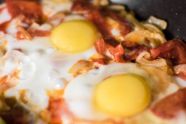 Soğan, domates ve biber ile kızarmış yumurta, bir tavada pişirme, kahvaltı, sağlıklı yaşam tarzı