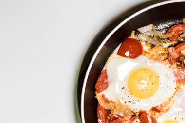 Soğan, domates ve biber ile kızarmış yumurta, bir tavada pişirme, kahvaltı, sağlıklı yaşam tarzı
