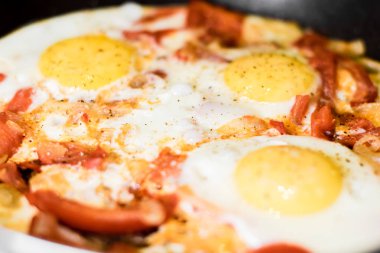 Soğan, domates ve biber ile kızarmış yumurta, bir tavada pişirme, kahvaltı, sağlıklı yaşam tarzı