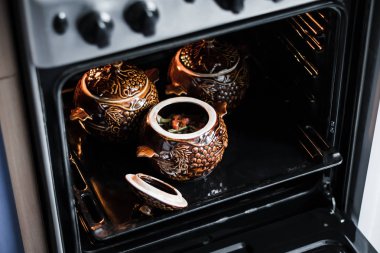 Et, patates, domates, mantar, peynir ve otlar mayonez sos, kahverengi tencerede pişmiş ile String fasulye