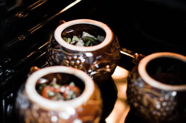 Et, patates, domates, mantar, peynir ve otlar mayonez sos, kahverengi tencerede pişmiş ile String fasulye