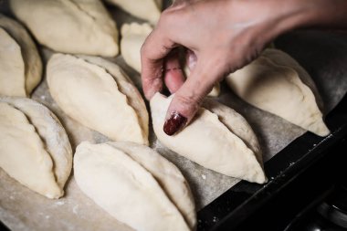 Parşömen tepsisindeki beyaz unlu turtalar.