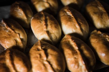 Kağıt üzerinde kızarmış turtalar ve tepside her şey.