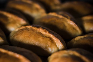 Kağıt üzerinde kızarmış turtalar ve tepside her şey.