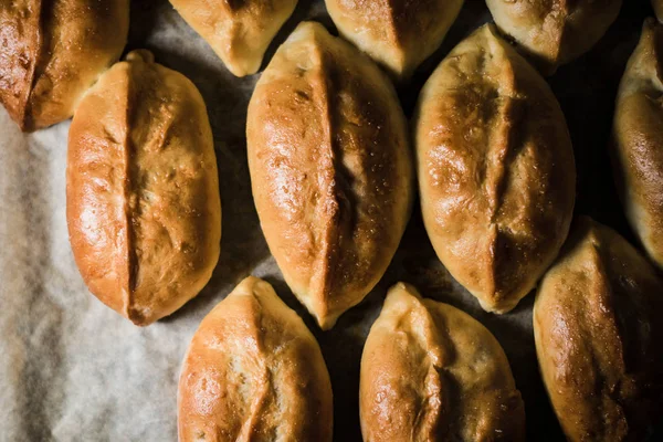 Pasteles Tostados Papel Pergamino Todo Una Bandeja — Foto de Stock