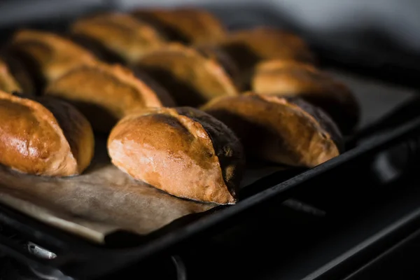 Pasteles Tostados Papel Pergamino Todo Una Bandeja — Foto de Stock