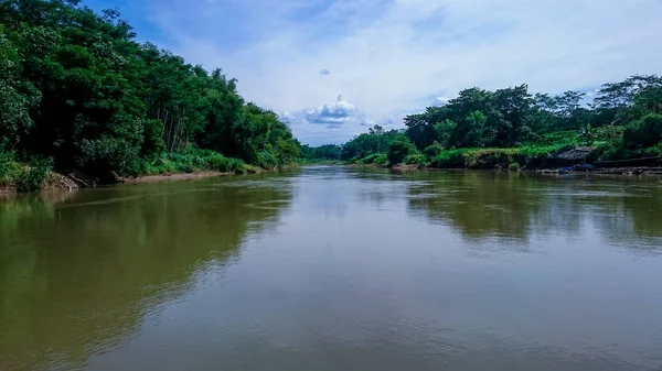 Blick auf den Fluss von der Mitte — Stockfoto