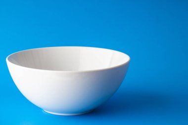 Mavi arka plan üzerinde yalıtılmış beyaz plaka 