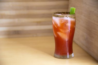 Kanada sezar kokteyli dolu bir bardak 