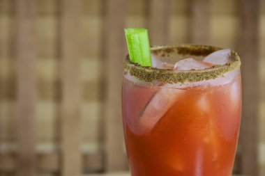 Yarım bardak Kanada sezar kokteyli 