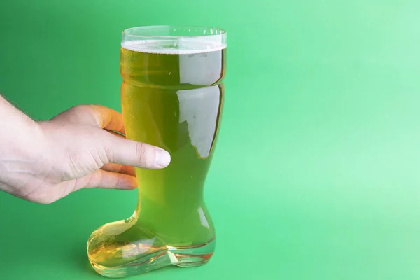 Egy Sörindító Üveget Zöld Háttérrel Rendelkező Kéz — Stock Fotó