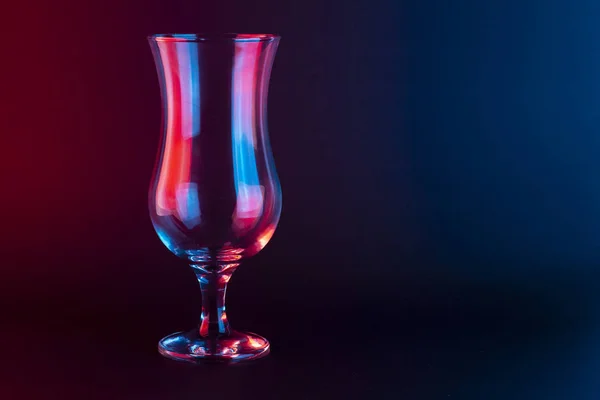 Smoothie Glass Czarnym Tle Czerwonym Niebieskim Światłem — Zdjęcie stockowe