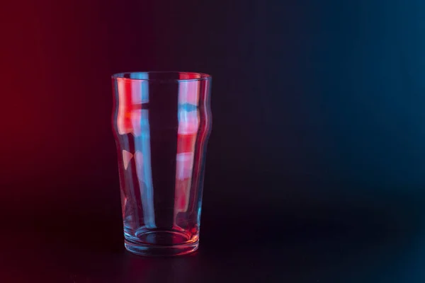 黑色背景的啤酒杯 红色和蓝光 — 图库照片
