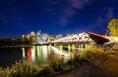 Calgary Alberta Kanada yaz aylarında gece Barış Köprüsü tam görünümü