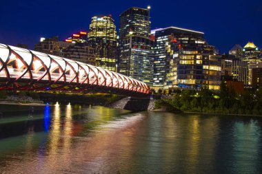 Calgary Downtown yaz aylarında arka planda silueti ile Barış köprü ile