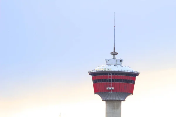 Top Calgary Wieża Błękitne Niebo — Zdjęcie stockowe