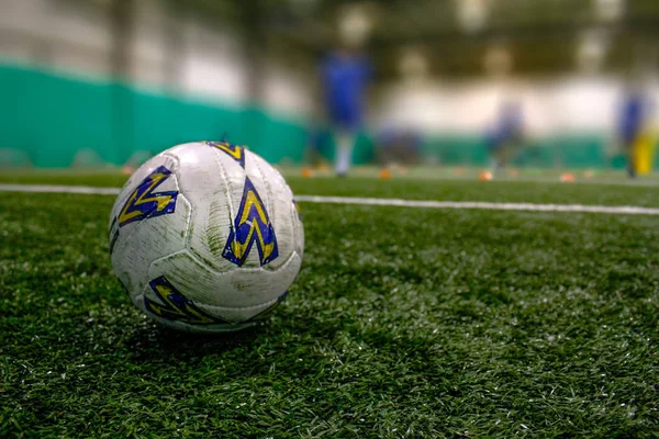 Gebruikt Oud Voetbal Bal Voetbal Een Indoor Veld — Stockfoto