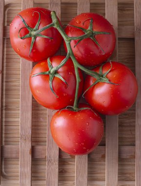 Üstten ahşap bir masa üzerinde kırmızı domates 