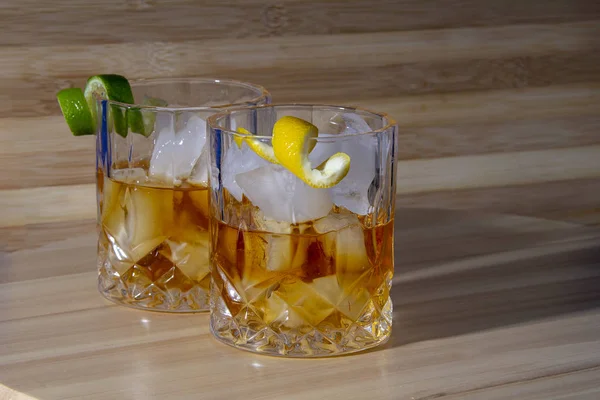 Par Whisky Glas Med Citron Och Lime Garnering Trä Bakgrund — Stockfoto