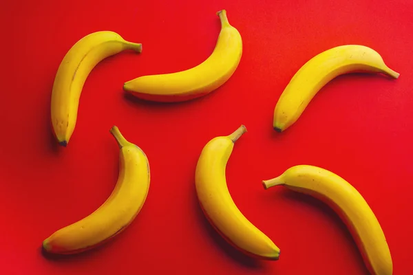 Izolowane Banany Czerwonym Tle — Zdjęcie stockowe