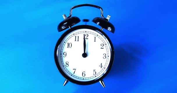 Relógio Alarme Tocando Fundo Azul Com Uma Sombra Direita — Vídeo de Stock
