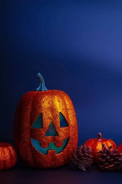 Zbliżenie Halloween Dyni Twarz Lekkim Wewnątrz Otoczony Ornamentami Widoku Pionowym — Zdjęcie stockowe