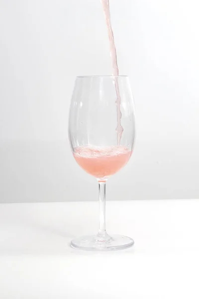 Servir Vino Rosa Sobre Una Mesa Blanca Fondo — Foto de Stock