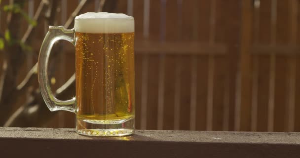 午後遅くに木製の背景にビールを注ぎ 充填しながら ビールマグのスローモーション — ストック動画