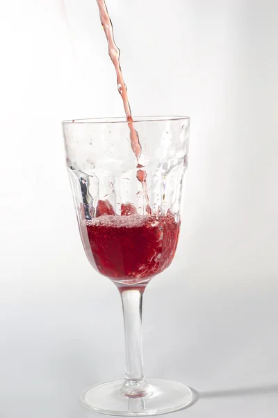 Выливать Красное Вино Старомодный Бокал Вина Замороженное Движение Вина Этом — стоковое фото
