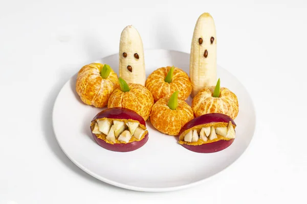 Halloween Zdrowe Organiczne Traktować Bananów Mandarynki Jabłka Białej Płycie — Zdjęcie stockowe