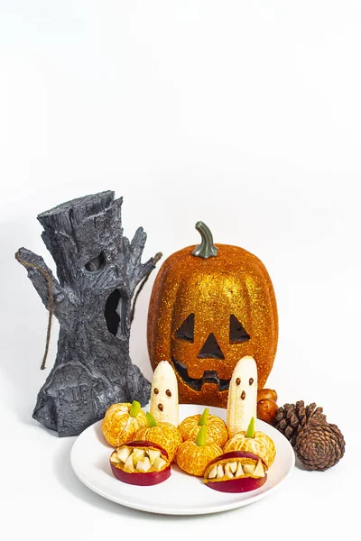 Halloween Zdravá Organická Pochoutka Banány Mandarinky Jablka Bílém Talíři Ozdobami — Stock fotografie