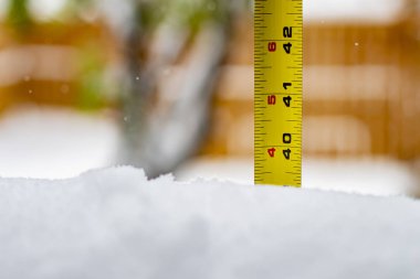 Kar derinliğini 12 metre cetvelle ölçüyorum.
