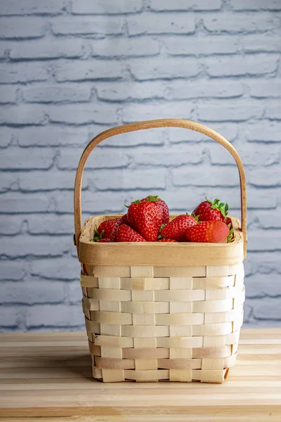 Erdbeeren Holzkorb Und Holztisch Mit Weißer Ziegelwand — Stockfoto