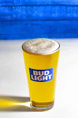 Bud Light Bira Beyaz bir masada.