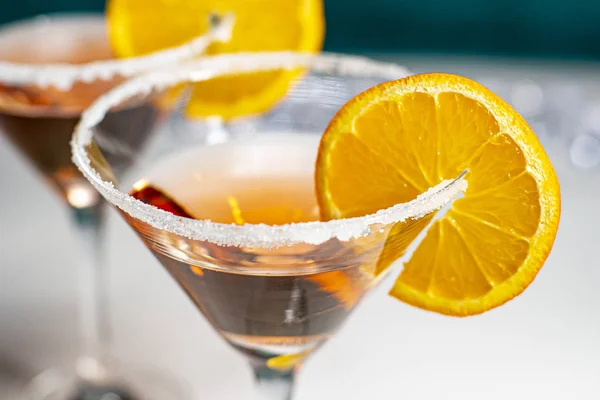 Κάτοψη ενός cocktail με πορτοκαλί γαρνιτούρα — Φωτογραφία Αρχείου