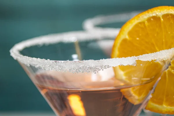Закрыть коктейль с апельсиновым гарниром — стоковое фото