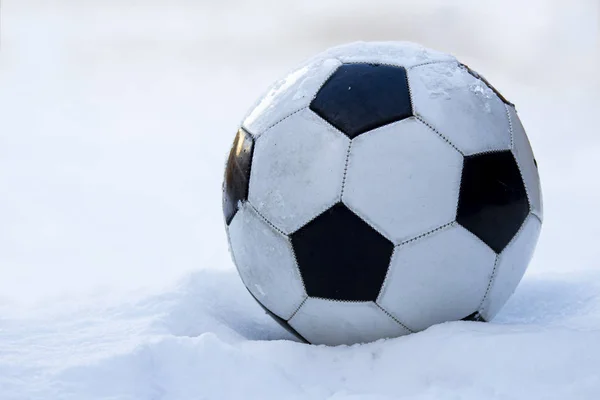 Футбол, футбольний м'яч на снігу — стокове фото