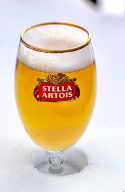 Karda bira dolu Stella Artois bardaklarını yakın.