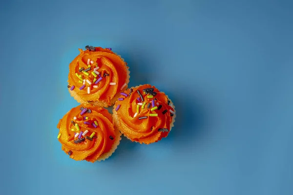 Muffins on a blue background — Stock Photo, Image