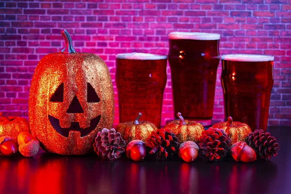 Dynia Halloween z kufli piwa i ozdoby halloween — Zdjęcie stockowe