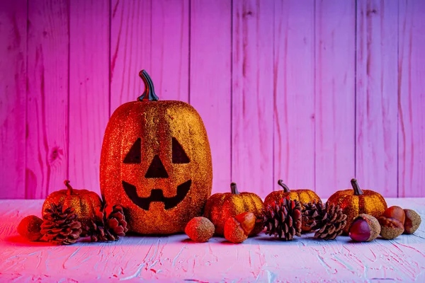 Dynia Halloween z ozdobami z czerwonym światłem — Zdjęcie stockowe