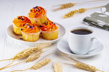 Cadılar bayramı kekleriyle ekspres kahve.