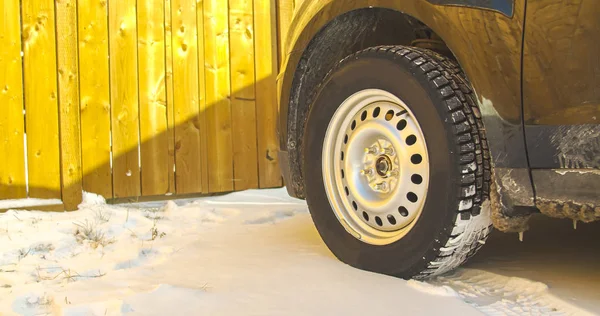雪の日の冬のタイヤ — ストック写真