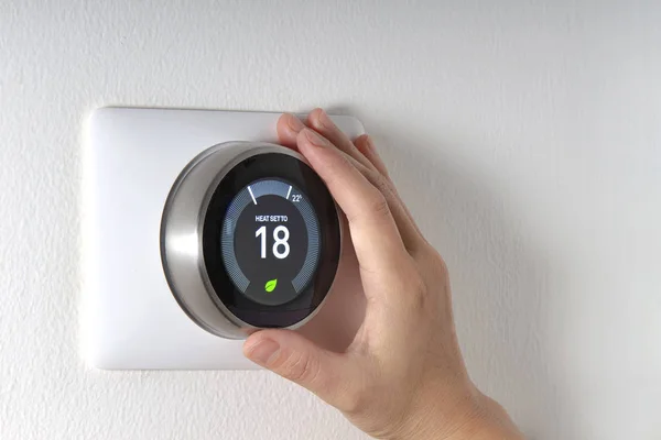 Smart termostat med handsparande energi — Stockfoto
