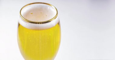 Stella Artois 'in beyaz arka planda bira dolu bardaklarını kapat.