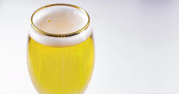 Κοντινό Πλάνο Ενός Φλιτζανιού Stella Artois Γεμάτο Μπύρα Λευκό Φόντο — Αρχείο Βίντεο
