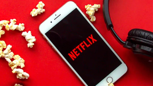 Iphone Netflix Logo Screen Red Background Popcorn Headphones — Stock Photo, Image