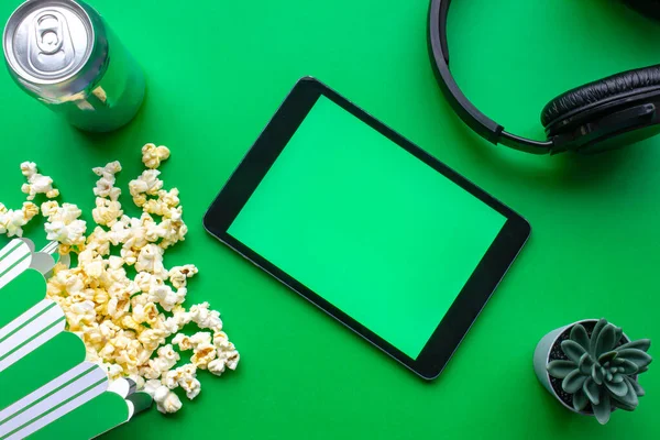 Tabletka Zielonym Tle Popcornem Słuchawkami — Zdjęcie stockowe